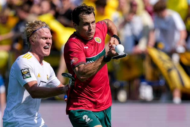 v.li.: Vincent Julius Scholz (HTHC, 27), Tom Craig (Polo, 2), Zweikampf, Spielszene, Duell, duel, tackle, tackling, Dynamik, Action, Aktion, 30.05.2026, Bonn (Deutschland), Hockey, Deutsche Meisterschaft, Halbfinale, Herren, Hamburger Polo Club - Harvestehuder THC