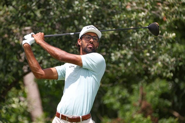 FORT WORTH, TX - MAY 30: Akshay Bhatia (USA) hits from the 9th tee during the third round of the Charles Schwab Challenge on May 30, 2026 at Colonial Country Club in Fort Worth, TX. (Photo by George Walker Icon Sportswire) GOLF: MAY 30 PGA, Golf Herren Charles Schwab Challenge EDITORIAL USE ONLY Icon26053003