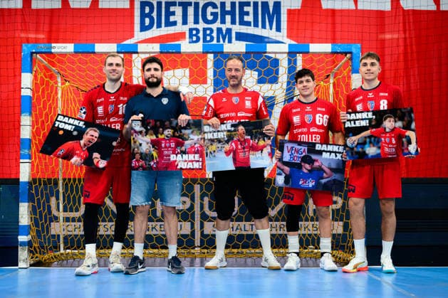 Bietigheim: HBL - 25 26 - SG BBM Bietigheim - VfL Potsdam v.li. Tom Wolf (Bietigheim), Juan de la Pena (Bietigheim), Trainer Iker Romero (Bietigheim), Max Prantner (Bietigheim), Alen Hadzimuhamedovic (Bietigheim) Bietigheim-Bissingen Egetrans Arena Baden-Württemberg Deutschland