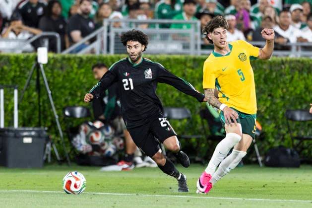 May 30, 2026, Pasadena, California, USA: MexicoÃ¢â‚¬â ¢s Cesar Huerta (21) and Australia s Jordan Bos (5) vie for the ball during a MexTour Sendoff Match at Rose Bowl on Saturday, May 30, 2026 in Pasadena, Calif. MexTour Sendoff Match: Mexico 1:0 Australia  - ZUMAc68_ 20260530_zaf_c68_029 Copyright: xRingoxChiux