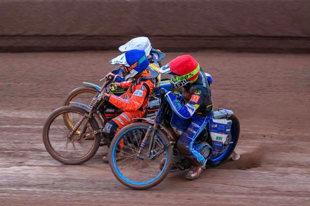 Speedway GP Qualifying Round 3 Mario Hausl of Germany in red rides inside Sven Cerjak of Slovenia in blue and Lasse Fredriksen of Norway in white during the Speedway GP Qualifying Round 3 at Allied Ashfield Stadium in Glasgow, United Kingdom, on May 30, 2026. Scunthorpe Lincolnshire United Kingdom  Copyright: xMIxNewsx originalFilename:fletcher-speedway260530_npYaF.jpg