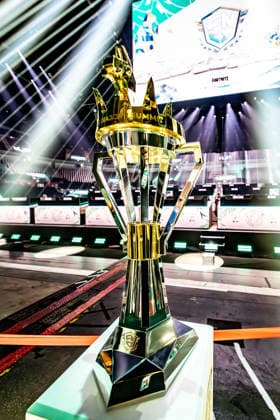 30.05.2026, xkkux, E-Sports, FORTNITE MAJOR 1 SUMMIT, Saison 2025 2026, PSD Bank Dome Düsseldorf: Das erste LAN-Turnier der FNCS-Saison. 50 Duos treten gegeneinander an, um den Preispool sowie die Qualifikation für die Global Championship 2026 zu gewinnen Die Duos verteilen sich wie folgt: 20 EU, 13 NAC, 3 NAW, 5 Brasilien, 3 Asien, 3 Ozeanien und 3 Naher Osten. Die fünf bestplatzierten Teams qualifizieren sich automatisch für die Global Championship 2026. Pokal Trophy im Detail Nordrhein-Westfahlen Deutschland