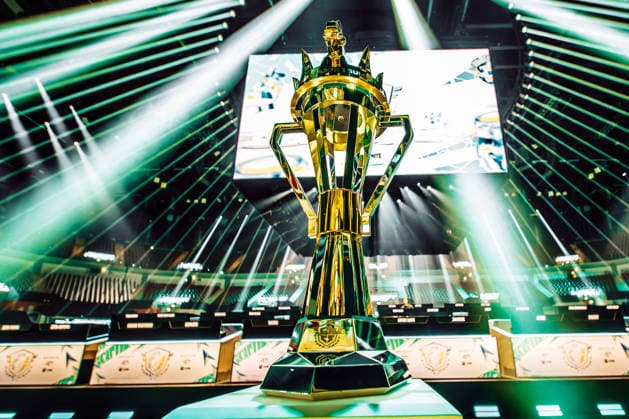 30.05.2026, xkkux, E-Sports, FORTNITE MAJOR 1 SUMMIT, Saison 2025 2026, PSD Bank Dome Düsseldorf: Das erste LAN-Turnier der FNCS-Saison. 50 Duos treten gegeneinander an, um den Preispool sowie die Qualifikation für die Global Championship 2026 zu gewinnen Die Duos verteilen sich wie folgt: 20 EU, 13 NAC, 3 NAW, 5 Brasilien, 3 Asien, 3 Ozeanien und 3 Naher Osten. Die fünf bestplatzierten Teams qualifizieren sich automatisch für die Global Championship 2026. Pokal Trophy im Detail Nordrhein-Westfahlen Deutschland