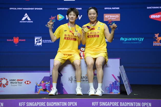 (260531) -- SINGAPORE, May 31, 2026 -- Winner Jia Yifan (R) Zhang Shuxian pose during the awarding ceremony for the women s doubles final match between Jia Yifan Zhang Shuxian of China and Liu Shengshu Tan Ning of China at the Singapore Badminton Open 2026 in Singapore on May 31, 2026. (Photo by Then Chih Wey Xinhua) (SP)SINGAPORE-BADMINTON-SINGAPORE OPEN-WOMEN S DOUBLES-FINAL DengxZhiwei 