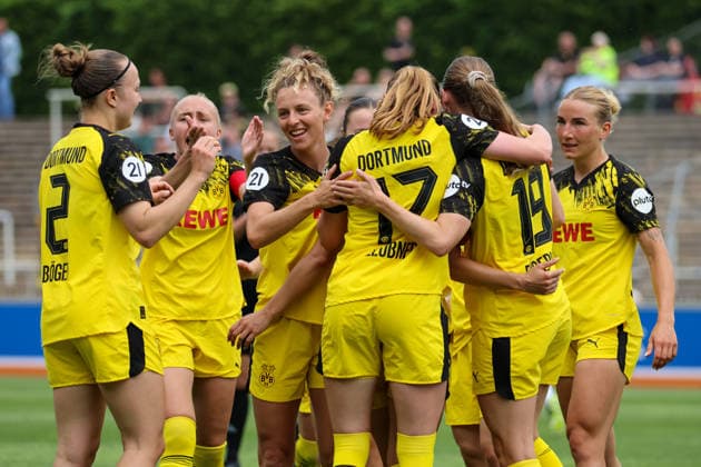 Dortmund, Deutschland: 31. Mai 2026 - Regionalliga West Frauen - 26. Spieltag - BVB Frauen vs. Vorwärts Spoho Köln Frauen Im Bild: v.li. die Fünfte Torschützin Annika Enderle (BVB), Trikotnummer 19, macht das Tor zum 1:0 für Dortmund und jubelt mit ihren Mannschaftskolleginnen Copyright: HMBxMedia MadeleinexFantini
