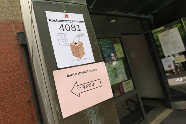 Eingang zur Mensa der Adolph-Schönfelder Schule, die am 31. Mai Abstimmungsstelle für das Bürgerschaftsreferendum über eine Bewerbung Hamburgs für Olympische Spiele und Paralympics war. Barmbek Hamburg