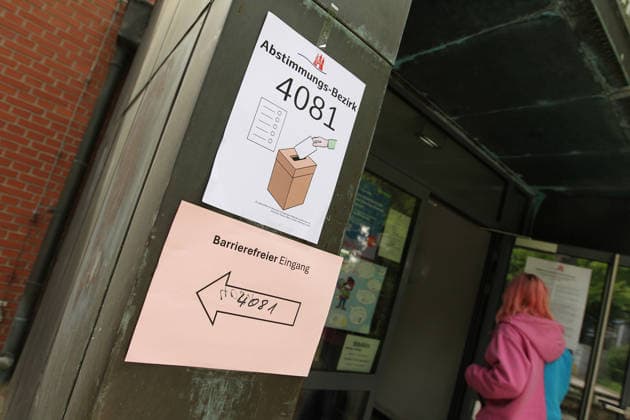 Eingang zur Mensa der Adolph-Schönfelder Schule, die am 31. Mai Abstimmungsstelle für das Bürgerschaftsreferendum über eine Bewerbung Hamburgs für Olympische Spiele und Paralympics war. Barmbek Hamburg