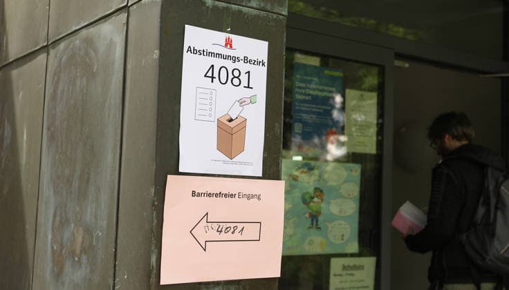 Eingang zur Mensa der Adolph-Schönfelder Schule, die am 31. Mai Abstimmungsstelle für das Bürgerschaftsreferendum über eine Bewerbung Hamburgs für Olympische Spiele und Paralympics war. Barmbek Hamburg