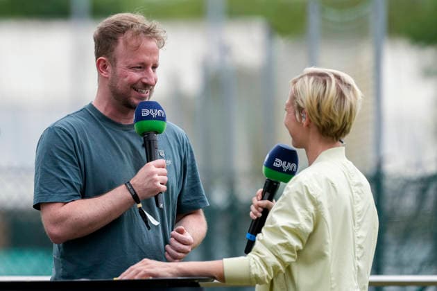 v.li.: Andre Henning (Bundestrainer Herren, HONAMAS), Anett Sattler (Moderatorin, DYN), mit Mikrofon beim Interview, TV, Fernsehen, Freude, freuen, freut sich, freundlich, fröhlich, glücklich, strahlend, optimistisch, 31.05.2026, Bonn (Deutschland), Hockey, Deutsche Meisterschaft, Finale, Herren, Hamburger Polo Club - HTC Uhlenhorst Mülheim