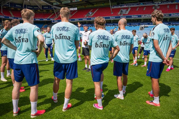 260531 Stale Solbakken, head coach of the Norwegian national football team, talks to the players during a training session on May 31, 2026 in Oslo. Photo: Vegard Grott BILDBYRAN kod VG VG0931 bbeng fotball football soccer fotboll FIFA World Cup, WM, Weltmeisterschaft, Fussball vm fotball-vm norge norway trening träning training practice precamp pre-camp Copyright: VEGARDxGRoTT BB260531VG017