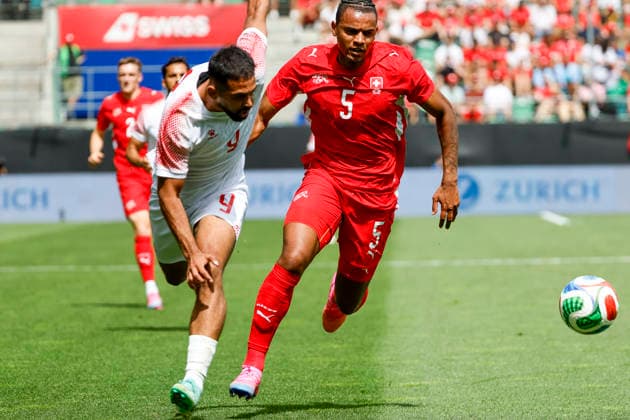 Ali Olwan (Jordanien, 09) und Manuel Akanji (Schweiz, 05) im Laufduell , Schweiz, Fussball, Freundschaftsspiel, Schweiz vs. Jordanien, 31.05.2026, St. Gallen Kybunpark Hessen Schweiz Copyright: xGrantxHubbsx