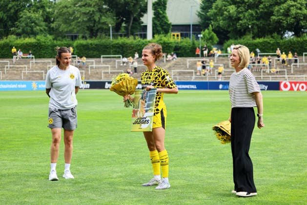 Dortmund, Deutschland: 31. Mai 2026 - Regionalliga West Frauen - 26. Spieltag - BVB Frauen vs. Vorwärts Spoho Köln Frauen Im Bild: v.li. die Zweite Jasmin Jabbes (BVB) wird verabschiedet Copyright: HMBxMedia MadeleinexFantini