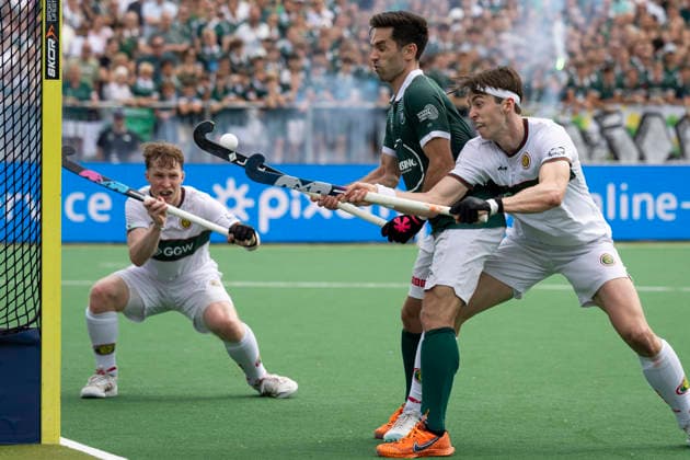 Paul SMITH (HPC 7, re.) im Zweikampf um den Ball gegen Lukas WINDFEDER (HTCU 6, mi.), Aktion, Hockey 1. Feldhockey Bundesliga Final4 2026, Herren, Finale, Hamburger Polo Club (HPC) - Uhlenhorst Muelheim (Mülheim) (HTCU), Endstand 4-0, Deutsche Feldhockey-Meisterschaften, am 31.05.2026 in der BTHV Sportanlage in Bonn Deutschland. Â