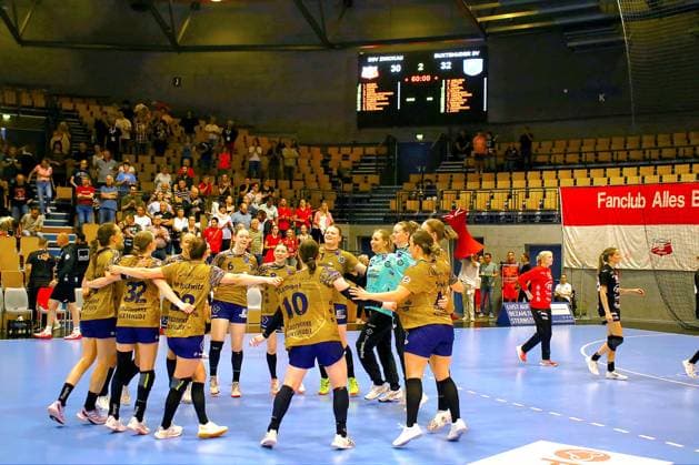 Nach Spielschluss: Jubel im Buxtehuder Team Handball Frauen 1.Bundesliga Play-off-Runde BSV Sachsen Zwickau - Buxtehuder SV 30:32 am 31.5.2026 in der Sparkassen-Arena Zwickau BSV Sachsen Zwickau - Buxtehuder SV