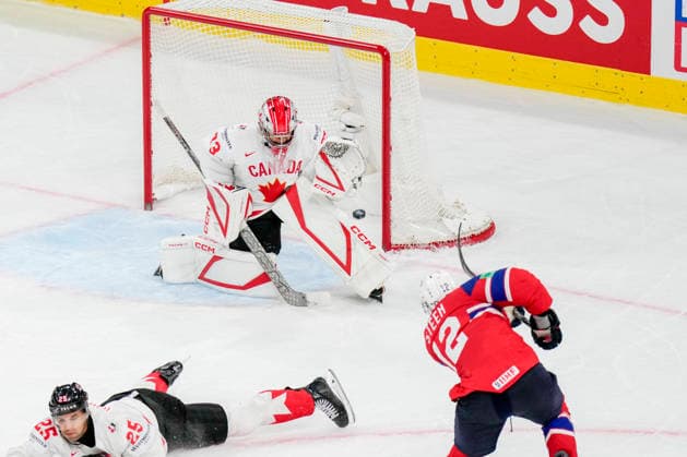 ZURICH, SWITZERLAND - MAY 31: Noah Steen of Norway R) scores the Bronze medal goal during OT during the 2026 IIHF Ice hockey, Eishockey World Championship, WM, Weltmeisterschaft Switzerland Bronze medal game between Canada and Norway at Swiss Life Arena on May 31, 2026 in Zurich, Zurich. Zurich Swiss Life Arena Zurich Switzerland Copyright: xJustPictures.ch JarixPestelaccix jp-en-EuSpIm-JP6_JAR_Canada_Norway_31May2026_00161
