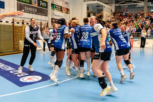 Die Mannschaft von HSG Blomberg-Lippe jubelt ueber den Gewinn der Deutschen Meisterschaft GER, HSG Blomberg-Lippe vs. Borussia Dortmund, Handball, 1. Bundesliga Frauen, Play-Offs, Finale, Spiel 3, 31.05.2026 GER, HSG Blomberg-Lippe vs. Borussia Dortmund, Handball, 1. Bundesliga Frauen, Play-Offs, Finale, Spiel 3, 31.05.2026 Blomberg Copyright: xEibner-Pressefoto JanxRollingerx EP_JSK