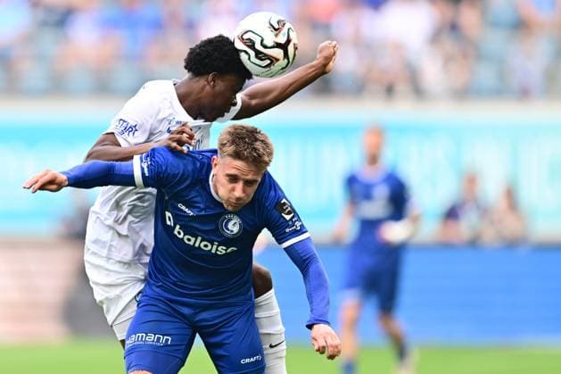 KAA Gent v KRC Genk - Jupiler Pro League Europe Play-Off Decider GENT, BELGIUM - MAY 31 : Skoras Michal forward of KAA Gent and Akpan Christian midfielder of KRC Genk battle for the ball during the Jupiler Pro League Europe Play-Off decider match with the last European Conference League ticket at stake between KAA Gent and KRC Genk on May 31, 2026 in Gent, Belgium, 31 05 2026 Gent Belgium  Copyright: xPeterxDexVoechtx