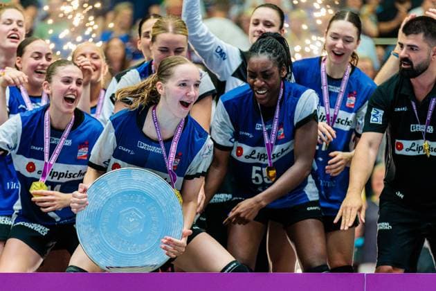 Die Mannschaft von HSG Blomberg-Lippe jubelt ueber den Gewinn der Deutschen Meisterschaft, Nieke Kuehne (HSG Blomberg-Lippe, 09) haelt die Meisterschaftsschale GER, HSG Blomberg-Lippe vs. Borussia Dortmund, Handball, 1. Bundesliga Frauen, Play-Offs, Finale, Spiel 3, 31.05.2026 GER, HSG Blomberg-Lippe vs. Borussia Dortmund, Handball, 1. Bundesliga Frauen, Play-Offs, Finale, Spiel 3, 31.05.2026 Blomberg Copyright: xEibner-Pressefoto JanxRollingerx EP_JSK