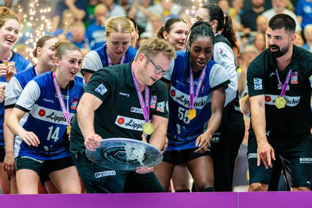 Die Mannschaft von HSG Blomberg-Lippe jubelt ueber den Gewinn der Deutschen Meisterschaft, Steffen Birkner (HSG Blomberg-Lippe, Trainer) haelt die Meisterschaftsschale GER, HSG Blomberg-Lippe vs. Borussia Dortmund, Handball, 1. Bundesliga Frauen, Play-Offs, Finale, Spiel 3, 31.05.2026 GER, HSG Blomberg-Lippe vs. Borussia Dortmund, Handball, 1. Bundesliga Frauen, Play-Offs, Finale, Spiel 3, 31.05.2026 Blomberg Copyright: xEibner-Pressefoto JanxRollingerx EP_JSK