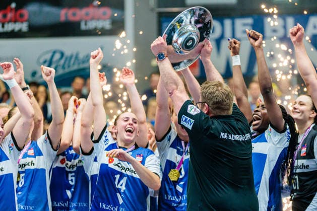 Die Mannschaft von HSG Blomberg-Lippe jubelt ueber den Gewinn der Deutschen Meisterschaft, Steffen Birkner (HSG Blomberg-Lippe, Trainer) haelt die Meisterschaftsschale GER, HSG Blomberg-Lippe vs. Borussia Dortmund, Handball, 1. Bundesliga Frauen, Play-Offs, Finale, Spiel 3, 31.05.2026 GER, HSG Blomberg-Lippe vs. Borussia Dortmund, Handball, 1. Bundesliga Frauen, Play-Offs, Finale, Spiel 3, 31.05.2026 Blomberg Copyright: xEibner-Pressefoto JanxRollingerx EP_JSK