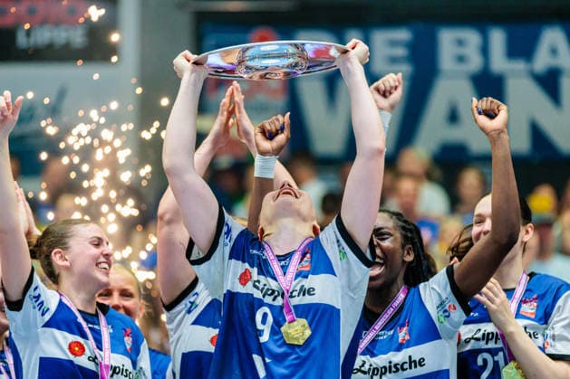 Sport Bilder des Tages Die Mannschaft von HSG Blomberg-Lippe jubelt ueber den Gewinn der Deutschen Meisterschaft, Nieke Kuehne (HSG Blomberg-Lippe, 09) haelt die Meisterschaftsschale GER, HSG Blomberg-Lippe vs. Borussia Dortmund, Handball, 1. Bundesliga Frauen, Play-Offs, Finale, Spiel 3, 31.05.2026 GER, HSG Blomberg-Lippe vs. Borussia Dortmund, Handball, 1. Bundesliga Frauen, Play-Offs, Finale, Spiel 3, 31.05.2026 Blomberg Copyright: xEibner-Pressefoto JanxRollingerx EP_JSK