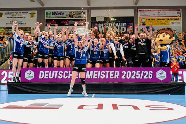 Die Mannschaft von HSG Blomberg-Lippe jubelt ueber den Gewinn der Deutschen Meisterschaft, Laura Rueffieux (HSG Blomberg-Lippe, 03) haelt die Meisterschaftsschale GER, HSG Blomberg-Lippe vs. Borussia Dortmund, Handball, 1. Bundesliga Frauen, Play-Offs, Finale, Spiel 3, 31.05.2026 GER, HSG Blomberg-Lippe vs. Borussia Dortmund, Handball, 1. Bundesliga Frauen, Play-Offs, Finale, Spiel 3, 31.05.2026 Blomberg Copyright: xEibner-Pressefoto JanxRollingerx EP_JSK