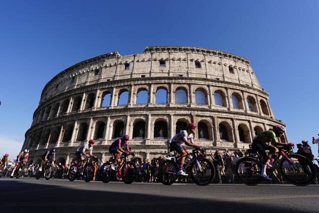 The pack rides in front of the Colosseum during Stage 21 of the Giro d™Italia from Rome to Rome, Italy. Monday May 31, 2026  Copyright: xFabioxFerrari LaPressex