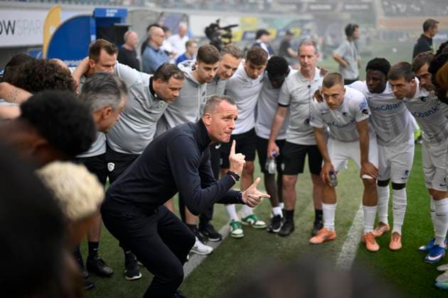 KAA Gent v KRC Genk - Jupiler Pro League Europe Play-Off Decider GENT, BELGIUM - MAY 31 : Hayen Nicky head coach of KRC Genk talking to his players prior to the Jupiler Pro League Europe Play-Off decider match with the last European Conference League ticket at stake between KAA Gent and KRC Genk on May 31, 2026 in Gent, Belgium, 31 05 2026 Gent Belgium  Copyright: xNicoxVereeckenx