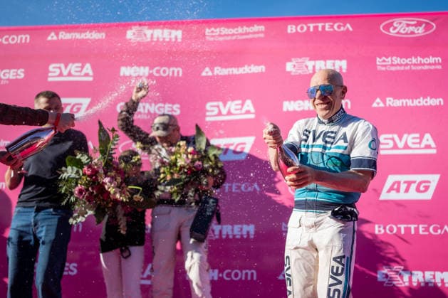 31.05.2026, Siegerehrung: Allegiant (7) mit Örjan Kihlström gewinnt den Elitloppet 2026. Im Bild Fahrer Örjan Kihlström. Trabrennbahn Mariendorf. . (Allegiant, Örjan Kihlström, Elitloppet 2026, Sieg, Sieger, Siegerehrung) Copyright (c) Marius Schwarz, Fotograf,Mobil: 0049(0)176 28 311 040, Web: www.traberpixx.de, e-mail: info@traberpixx.de,NO MODEL RELEASE - bei Verwendung des Fotos ausserhalb journalistischer Zwecke bitte Ruecksprache halten - Foto ist honorarpflichtig!