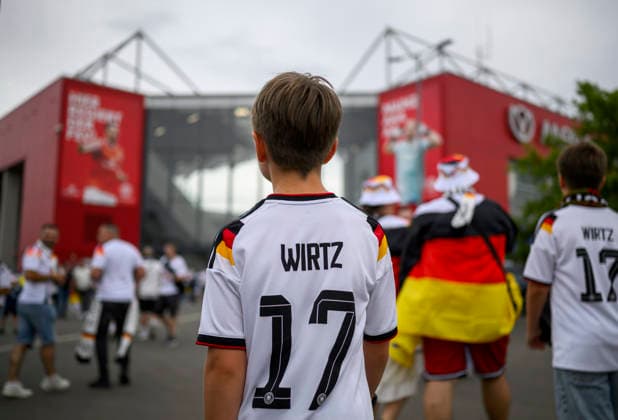 Feature, kleiner Fan aus GER in Florian Wirtz (GER nicht im Bild) Trikot auf dem Weg ins Stadion, Mewa Arena. Fussball Länderspiel, Deutschland (GER) - Finnland (FIN) am 31.05.2026 in Mainz Deutschland. Mewa Arena