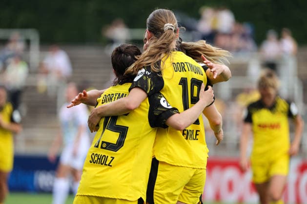 Dortmund, Deutschland: 31. Mai 2026 - Regionalliga West Frauen - 26. Spieltag - BVB Frauen vs. Vorwärts Spoho Köln Frauen Im Bild: v.li. die Zweite Torschützin Annika Enderle (BVB) macht das Tor zum 5:0 für Dortmund und jubelt mit Marina Scholz (BVB) Copyright: HMBxMedia MadeleinexFantini