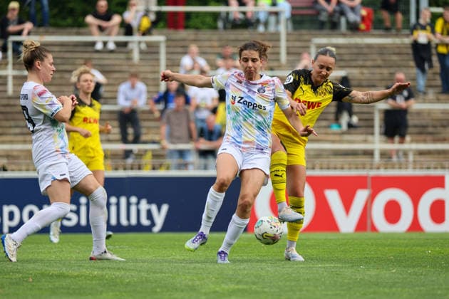 Dortmund, Deutschland: 31. Mai 2026 - Regionalliga West Frauen - 26. Spieltag - BVB Frauen vs. Vorwärts Spoho Köln Frauen Im Bild: v.li. im Zweikampf Sarah Jabbes (Vorwärts Spoho) und Melanie Schuster (BVB) Copyright: HMBxMedia MadeleinexFantini