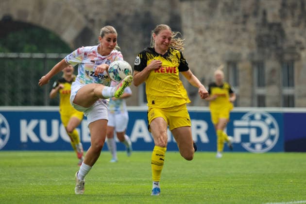 Dortmund, Deutschland: 31. Mai 2026 - Regionalliga West Frauen - 26. Spieltag - BVB Frauen vs. Vorwärts Spoho Köln Frauen Im Bild: v.li. im Zweikampf Emma Kremer (Vorwärts Spoho) und Annika Enderle (BVB) Copyright: HMBxMedia MadeleinexFantini