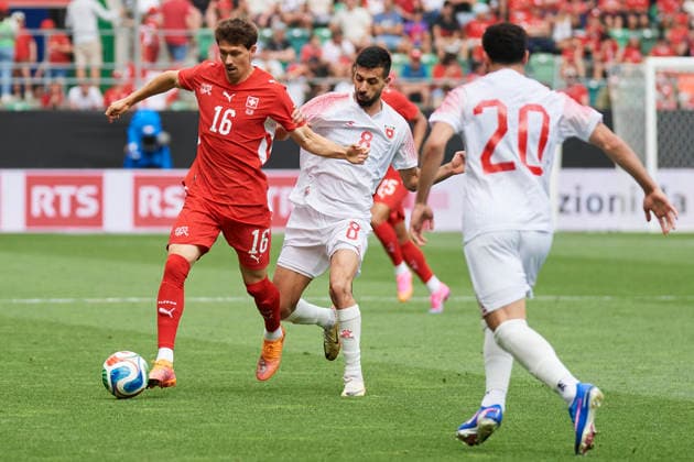 Fussball WM 2026 Vorbereitungsspiel Schweiz gegen Jordanien, St. Gallen, Schweiz St. Gallen, Schweiz. 31. Mai 2026. Christian Fassnacht gegen 8 Noor Al-Rawabdeh beim WM 2026 Vorbereitungsspiel Schweiz gegen Jordanien in St. Gallen.
