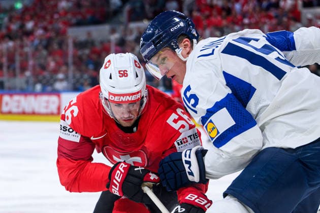 260531 Tim Berni of Switzerland and Anton Lundell of Finland during the 2026 IIHF Ice hockey, Eishockey World Championship, WM, Weltmeisterschaft final between Switzerland and Finland on May 31, 2026 in Zürich. Photo: Jesper Zerman BILDBYRAN kod JZ JZ0742 ishockey ice hockey ishockey-vm 2026 vm 2026 iihf world championship final switzerland schweiz finland bbeng Copyright: JESPERxZERMAN BB260531JZ152