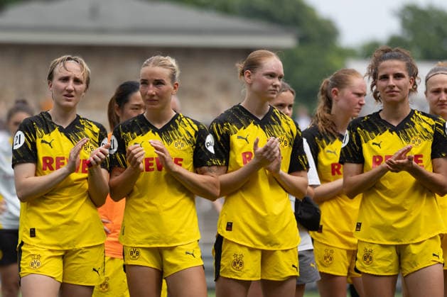 31.05.2026, Fussball, Frauen, Regionalliga West, Saison 2025 2026, Borussia Dortmund vs. Vorwaerts Spoho Koeln im Stadion Rote Erde in Dortmund (Deutschland) v.li. Paula Reimann (Borussia Dortmund), Ann-Sophie Vogel (Borussia Dortmund), Nora Willeke (Borussia Dortmund), Ronja Leubner (Borussia Dortmund), Jasmin Jabbes (Borussia Dortmund) enttäuscht nach der verpassten Meisterschaft Dortmund Stadion Rote Erde Nordrhein Westfalen Deutschland