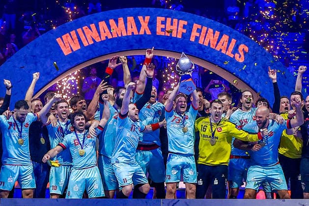 31.05.2026, xIAJx, Handball, EHF European League - WINAMAX Finals, Finale, THW Kiel - MT Melsungen, Barclays Arena: Die MT Melsungen feiert nach der Pokalübergabe den Sieg der EHF European League. Deutschland