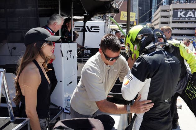 Freundin Clara Ramos (POR) schaut zu wie Bearter Dirk Müller (GER) Mick Schumacher (GER) Honda 47 nach dem Rennen aufmuntert, GP Detroit, Michigan, USA, 31.05.2026, IndyCar, Indy Car, IRL, USA Serie, US Motorsport, RLL Boxenstand, Rahal lettermann Lanigan Racing