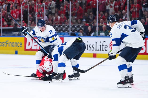 260531 Waltteri Merelä of Finland and Christoph Bertschy of Switzerland during the 2026 IIHF Ice hockey, Eishockey World Championship, WM, Weltmeisterschaft final between Switzerland and Finland on May 31, 2026 in Zürich. Photo: Jesper Zerman BILDBYRAN kod JZ JZ0742 ishockey ice hockey ishockey-vm 2026 vm 2026 iihf world championship final switzerland schweiz finland bbeng Copyright: JESPERxZERMAN BB260531JZ182