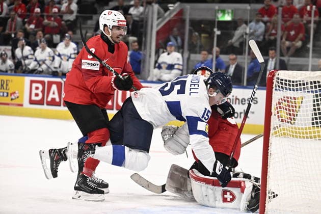 LKS 20260531 9 Damien Riat of Switzerland shove 15 Anton Lundell of Finland over goalkeeper 63 Leonardo Genoni of Swizerland during the 2026 IIHF Ice hockey, Eishockey World Championships final match between Switzerland and Finland in Zurich on May 31, 2026. - RONI REKOMAA Zürich Switzerland pKJzbXS-DKg  Copyright: xRonixRekomaax pKJzbXS-DKg