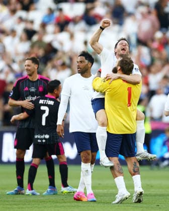 Olly Murs of England and Joe Marler of England. England XI v World XI, Soccer Aid for Unicef 2026, Football, London Stadium, London, UK - 31 May 2026London London Stadium United Kingdom EDITORIAL USE ONLY No use with unauthorised audio, video, data, fixture lists, club league logos or live services. Online in-match use limited to 120 images, no video emulation. No use in betting, games or single club league player publications. Copyright: xJamesxMarsh Shutterstockx 16898311dj