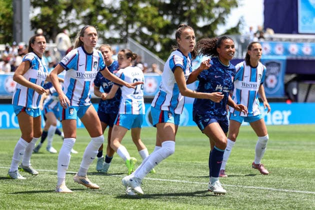 EVANSTON, USA - May 31: Players get set for a set piece during the game between the Chicago Stars FC and San Diego Wave FC at Northwestern Medicine Field at Martin Stadium on Sunday, May 31 in Evanston, USA Copyright: xShainaxBenhiyoun SPPx Sportspressphoto_SPR158083