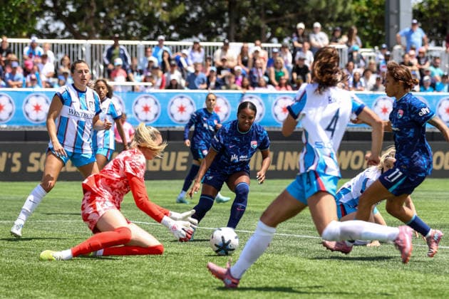 EVANSTON, USA - May 31: Katie Atkinson (27 Chicago Stars FC) collects the ball during the game between the Chicago Stars FC and San Diego Wave FC at Northwestern Medicine Field at Martin Stadium on Sunday, May 31 in Evanston, USA Copyright: xShainaxBenhiyoun SPPx Sportspressphoto_SPR158095