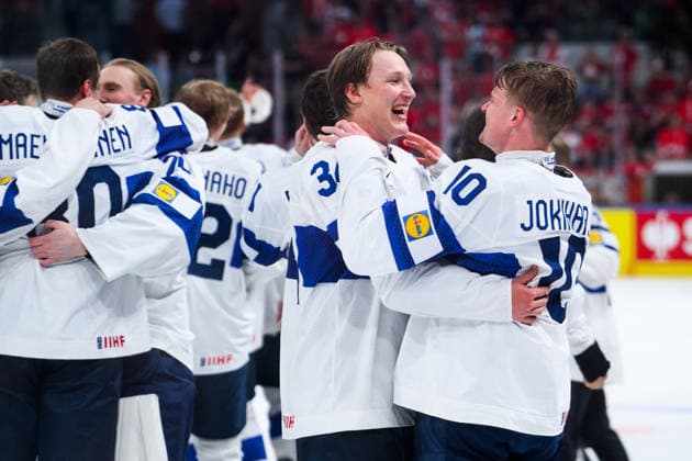 260531 Aatu Räty and Henri Jokiharju of Finland celebrate after the 2026 IIHF Ice hockey, Eishockey World Championship, WM, Weltmeisterschaft final between Switzerland and Finland on May 31, 2026 in Zürich. Photo: Jesper Zerman BILDBYRAN kod JZ JZ0742 ishockey ice hockey ishockey-vm 2026 vm 2026 iihf world championship final switzerland schweiz finland bbeng jubel Copyright: JESPERxZERMAN BB260531JZ201