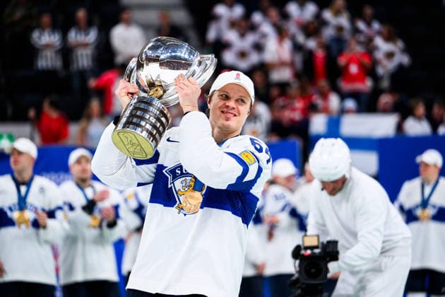 260531 Mikael Granlund of Finland celebrates with the trophy after the 2026 IIHF Ice hockey, Eishockey World Championship, WM, Weltmeisterschaft final between Switzerland and Finland on May 31, 2026 in Zürich. Photo: Jesper Zerman BILDBYRAN kod JZ JZ0742 ishockey ice hockey ishockey-vm 2026 vm 2026 iihf world championship final switzerland schweiz finland bbeng jubel Copyright: JESPERxZERMAN BB260531JZ225