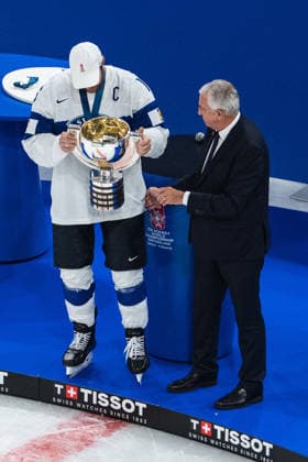 ZURICH, ZURICH - MAY 31: Aleksander Barkov of Finland receives the championship trophy from IIHF President Luc Tardif following victory in the Gold Medal Game between Switzerland and Finland of the 2026 IIHF World Championship, WM, Weltmeisterschaft at Swiss Life Arena on May 31, 2026 in Zurich, Zurich, Switzerland. Copyright: xLivioxBaeriswylx xSPPx Sportspressphoto_SPR158331