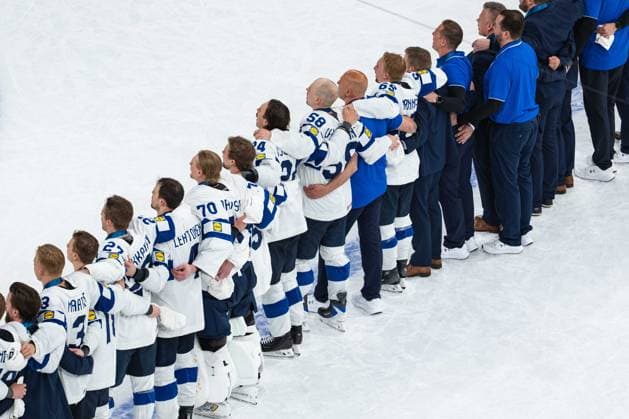 ZURICH, ZURICH - MAY 31: Finland players listen to their national anthem following victory in the Gold Medal Game between Switzerland and Finland of the 2026 IIHF World Championship, WM, Weltmeisterschaft at Swiss Life Arena on May 31, 2026 in Zurich, Zurich, Switzerland. Copyright: xLivioxBaeriswylx xSPPx Sportspressphoto_SPR158417