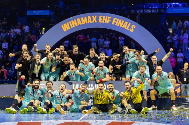 . The Players of MT Melsungen celebrate at the award ceronomy during the handball final of the Winamax EHF Finals 2026 between THW Kiel and MT Melsungen at Barclays Arena on May 31, 2026 in Hamburg, Germany. -