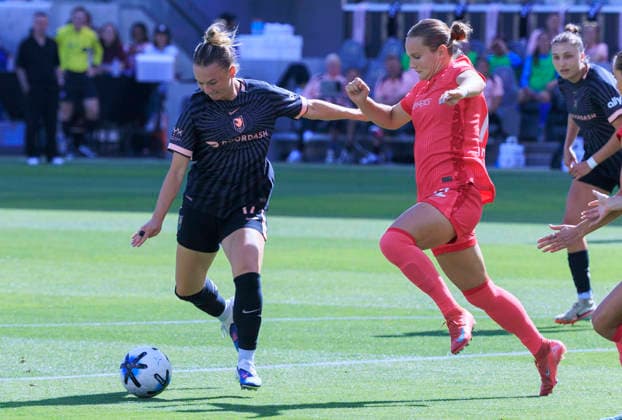 May 31, 2026, Los Angeles, California, USA: Kennedy Fuller 17 of the Angel City FC makes a goal attempt as Talia Staude 12 of North Carolina Courage defends during their regular season NWSL game on Sunday May 31, 2026 at the BMO Stadium in Los Angeles, California. ACFC lose to NC Courage, 1-2. ARIANA RUIZ PI Los Angeles USA - ZUMAp124 20260531_zaa_p124_070 Copyright: xArianaxRuizx
