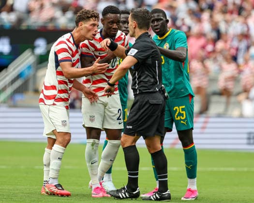 May 31, 2026, Charlotte, North Carolina, USA: United States and Senegal players talk to the match official during an International Friendly, Länderspiel, Nationalmannschaft match between United States and Senegal at Bank of America Stadium in Charlotte, North Carolina Charlotte USA - ZUMAa257 20260531_zsp_a257_019 Copyright: xChrisxArjoonx